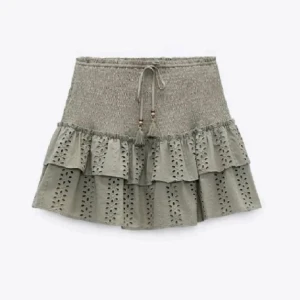 Grön zara kjol - Säljer min superfina gröna slutsålda kjol från zara❤️Har klippt bort shortsen som satt i så man även kan ha den som tröja❤️