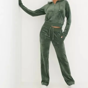 Mörk Gröna Juicy Couture - Säljer mina mörk gröna juicy couture pga av att de är för små för mig. Använda ca 7 gånger. Storlek S på båda men de är lite stora i storleken så att de skulle passa som M. Orginal pris 2100