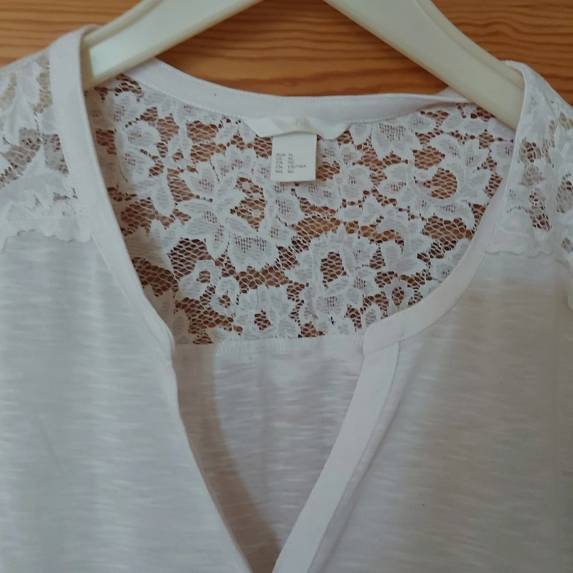 Vit blus med spetsdetaljer  - 90