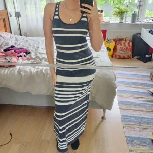 Lång klänning - Jätte fin sommar klänning från märket only. Storlek small perfekt nu till sommaren 