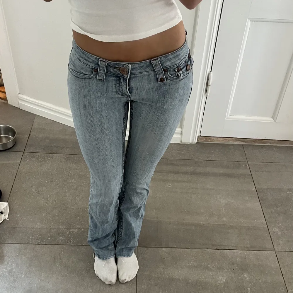 Säljer dessa superfina Vinted jeans.  Lågmidjade och i bra skick!. Jeans & Byxor.