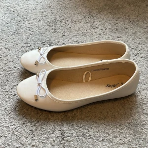 Ballerinaskor - Vita ballerinaskor med rosetter. I bra skick, har vissa märken på tårna.  Tryck gärna på köp-nu! 