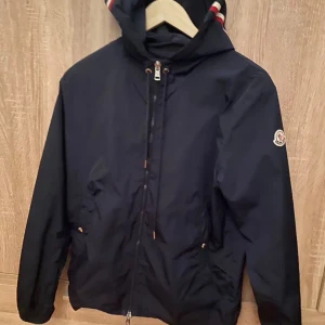 Moncler vindjacka  - 8/10 skick Storlek M men funkar som S