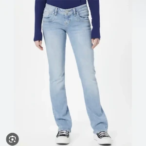 Ljusblå ltb  - Ljusblå ltb jeans i modellen valeire, stolek 25/34. Passar mig som har s men passar även xs. Mycket fint skick. Köp DIREKT för 600kr!
