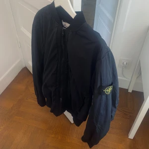 Stone Island Bomberjacka - Nypris: 6000 kr Köpt på NK i Göteborg Mycket bra skick! Storlek: L