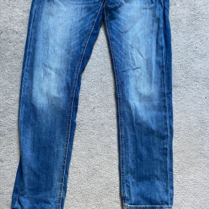 Säljer jack and Jones taper Mike/slim fitt - 30/32 bra skick8/10 inte använt mycket 