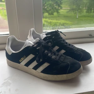 Adidas Gazelle - Finns tydliga tecken på användning💕  Säljes på grund av att dom ä för små för mig😊