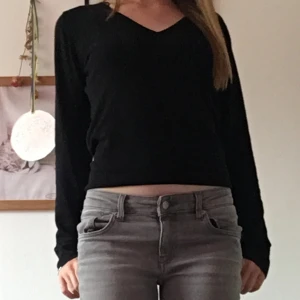 Svart tunn tröja💖 - En jättefin svart simpel tröja med ribbade armar längst ner, perfekt till en lite blåsigare dag🎀 funkar på varma dagar och lite regniga, köp nu för 70kr✨