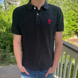 Ami Polo - Hej, jag säljer min svarta Ami polo, skicket är 9/10. Nypris 1800kr, mitt pris 650kr. Storlek S passar även M. Modellen är 170cm !Jag kan inte säljä genom Plick, så skicka ett meddelande om vinted länken.
