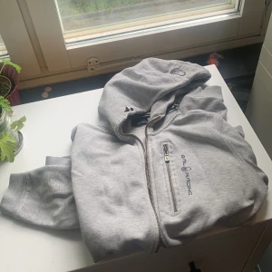 Sailracing tröja - Jätte bra skick. Bara för stor för mig. Det stog att den skulla vara storlek s/36, men jag skulle säga M. Den passar de flesta.