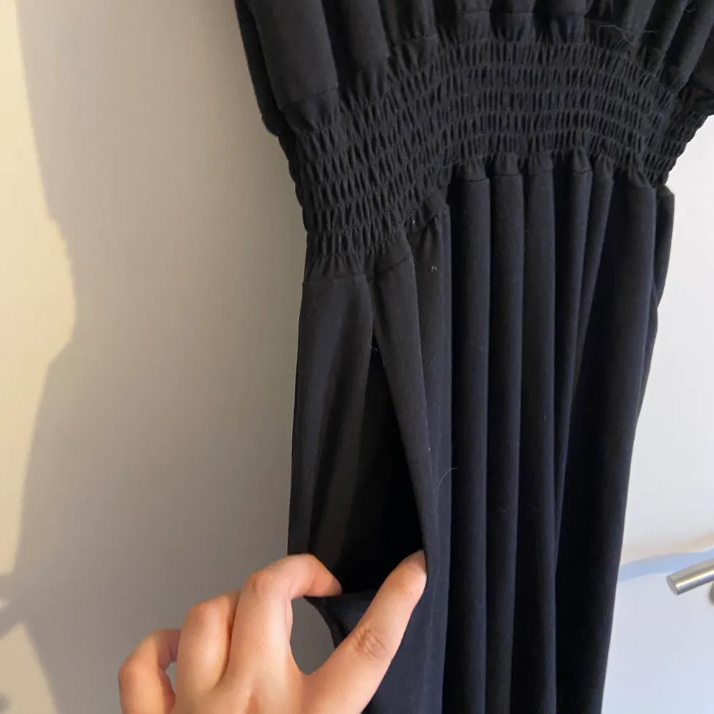 En svart jumpsuit med fickor blivit använd 2 gånger, jätte elegant från Pernilla Wahlgren kollektionen . Klänningar.
