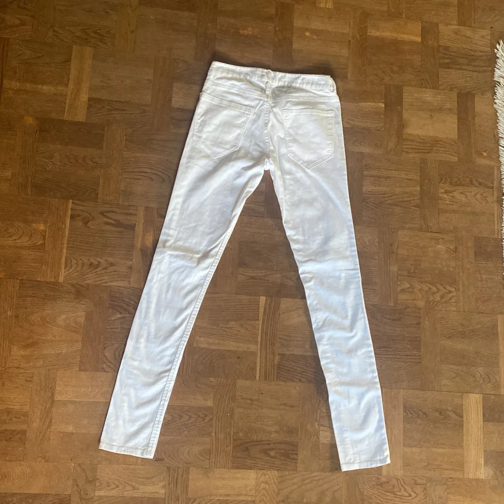 Vita jeans med stretch från Divided - H&M Storlek 34  I fint skick, knappt använda innan de blev för små. Jeans & Byxor.