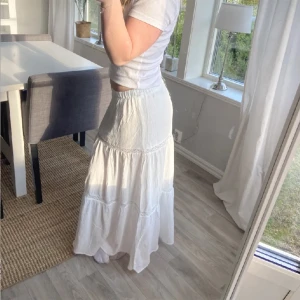 Vit långkjol hm - Jättefin långkjol från hm som är köpt förra året, knappt använd så fortfarande i fint skick! Står storlek xxs men passar mig som vanligtvis har S då den är stretchig, Hör av er vid frågor! ( lånade bilder) 