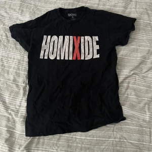 Homixide Gang T Shirt - Lyssnar it på de längre , trycket är lite washed out men annars bra skick