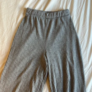 Ribbade mjukis - Mjukisbyxor raka i ribbad material.