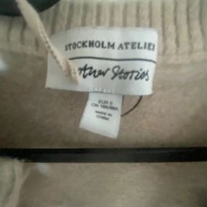 Stickad kofta - Säljer min stickade kofta från  other stories. Storlek s, men har krymt väldigt mycke. Färgen är beige, men ser inte beige ut på bilen. Köparen står för frakten 🩷