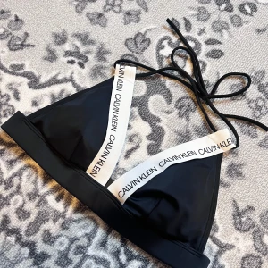 Bikiniöverdel - Calvin Klein bikiniöverdel i storlek S. Aldrig använd <3