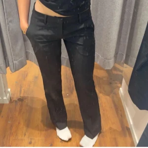 Kostymbyxor  - Hej! Säljer mina kostymbyxor som är nya. Super fina men passade inte riktigt mig. Jag är 163 och dem passar bra i längden på mig. Hör av er vid frågor. (Lånade bilder)