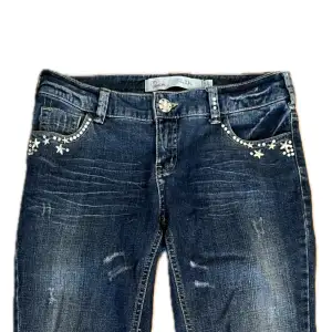 Y2K jeans i jättebra skick, endast använda en gång, säljer pga att de är för små. De har diamanter och stjärnor på backfickan. Skriv gärna för att se mer bilder eller om ni har några! Kom ihåg att skriva innan köp för att betala med swish! 🤍