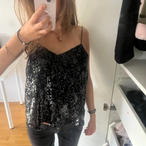 glittertopp! 🪩🖤 - Jättefin glittertopp i svart som passar perfekt till fest eller festivaler! Den har inga tecken på skador 🖤🪩 Kom privat för fler frågor!