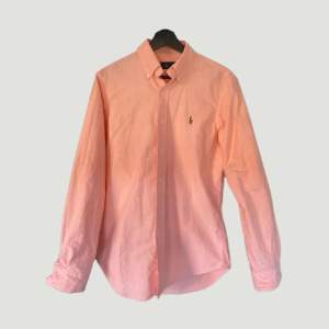 Rosa Ralph Lauren skjorta i skick 9/10. Storlek S