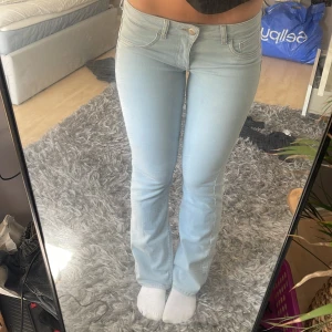 Lowwaist bootcut jeans  - Ljusblåa lågmidijade bootcut jeans säljer då dom är lite korta på mig som är 176cm