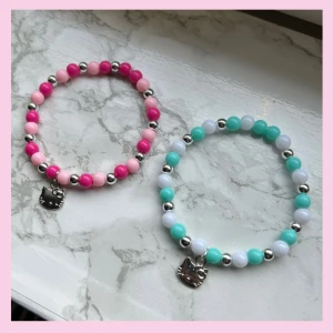 Hello kitty armband - Handgjord armband med hello kitty berlock! 🤍 40 kr/styck. Ca 16,5 cm. Endast rosa kvar! Går bra att köpa via köp nu (hör av er till oss) eller privat med frimärke! (Frakt 18 kr)