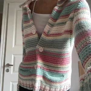 Cardigan/Kofta - Jättefin pastell färgglad randig virkad cardigan med söta vita knappar på framsidan. Säljer denna då jag köpte en annan, så Nyttskick!💗