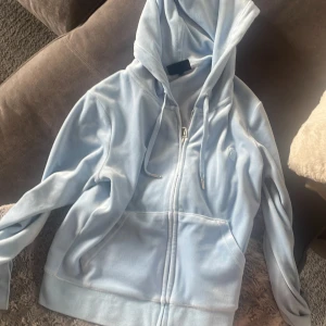 Juicy tröja  - Säljer nu min baby blåa juicy tröja.  Så cool och snygg jätte nice att ha och mysa i hemma men även till vardags.  Ny skick, inga defekter. Pris kan diskuteras.