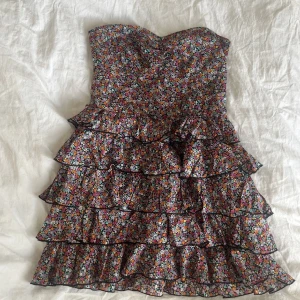 Bandeau volang klänning - Säljer denna sjukt söta klänning pga att den inte riktigt passar! Frakt tillkommer