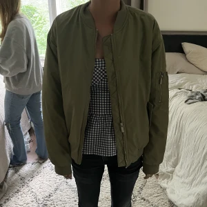 Grön bomberjacka  - Super fin bomberjacka. Använda ca 3 gånger 💗 köparen står för frakten. Kom gärna med prisförslag. Tryck inte köp nu 