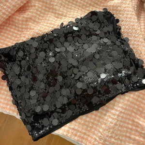 Kjol - Glittrig minikjol från shein med shorts i🥂aldrig använd, storlek M, 38 