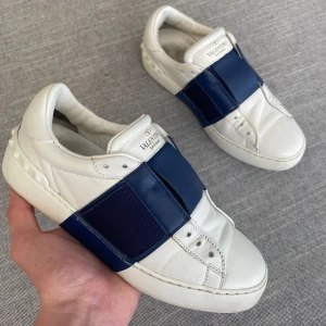 Valentino Skor - Säljer dessa superfina Valentino Opens | Storlek 36 passar 37 | 7,5/10 Skick | Självklart 100% äkta | Bara skorna följer med | 1999kr 🌟