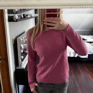 Stickad tröja - Säljer denna rosa stickade tröja från veromoda då den inte används. Inga defekter💕