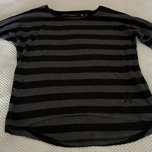 Randig tröja  - Svart grå randig tröja är ganska fin och bekväm🖤