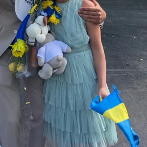 Mintgrön volang klänning - Såå himla söt klänning! Som nu tyvärr är för liten för mig. Använd fåtal gånger, vid fest tillfällen. Band att knyta rosett med där bak. Älskar den! Den är så fin och väldigt bekväm. Kontakta mig för fler bilder💝 