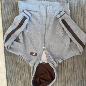 Vintage Nike zip hoodie - Storlek S men sitter som en M, säljer för att den är för stor för mig. Köpt för 700kr och aldrig använd.