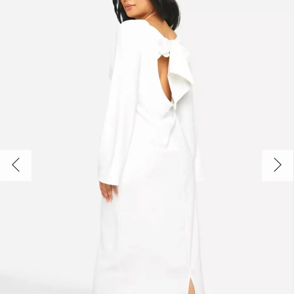 Jättefin vit långklänning med knytning i ryggen. Aldrig använd helt ny fortfarande i förpackning. . Klänningar.