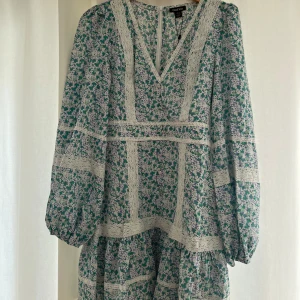 Sommarklänning - Säljer en helt oanvänd sommarklänning från boohoo🌸 säljer pga den är för lite, den är i storlek 40 och jag som brukar ha 38 var den för liten för i bysten🌸