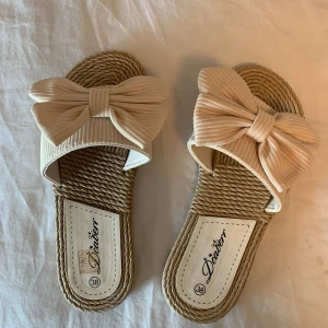 Tofflor - Säljer dessa helt nya söta tofflorna från shein då dem är för stora för mig! Nypris är 85 kr och de är endast testade inomhus 😊  