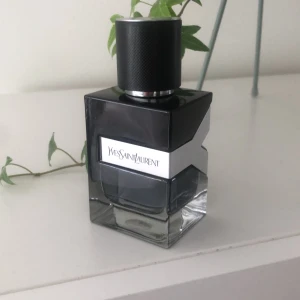 Ysl Y edp  - YSL y edp , runt 57-58 ml kvar av 60  Perfekt för sommaren Skriv vid minsta fundering. 