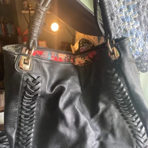 Svart väska  - En svart väska jag får från min mamma. Lite sliten på vissa ställen men funkar fof utmärkt. Mycket utrymme