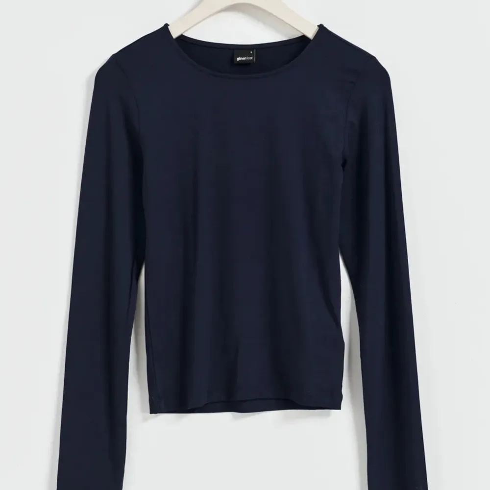 Säljer denna marinblåa tröja ifrån Gina Tricot. Köpt nyligen och andvändt ca 2 gånger. Köpt för 200kr. Skriv privat för flera bilder!. Toppar.