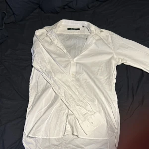 En Tiger of Sweden skjorta. - Skick 10/10 då den är använd en gång. Nypris 1200kr men vill ha 800kr, pris kan diskuteras.