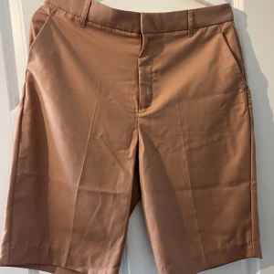 Shorts  - Shorts som går en bit över knäna. Oanvända. Storlek 40. Köparen står för ev frakt. 