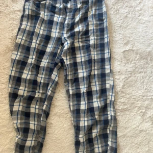 Rutiga pyjamas byxor💖🥰 - Säljer dessa pyjamas byxor då dom inte passar mig längre. Jag skulle vilja säga att dom inte är rätt till storlek utan dom passar med som 152/158.