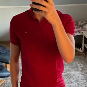 J. Lindeberg piké - Säljer min piké som är i storlek s, den är i bra skick och knappt använd. 