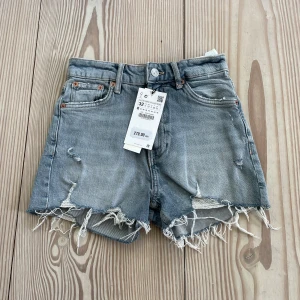 JEANSSHORTS  - Helt nya jeansshorts köpta för 280, men säljer för 150❤️Säljer pga att jag rensar i garderoben 💕 Skriv för fler frågor eller bilder - kan även mötas upp i Stockholm ☀️