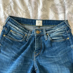 Lee jeans - Skit snygga lpgmidjade jeans från Lee! De är utsydda för att få en mer bootcut passform 😊 mer bilder finns 🩷
