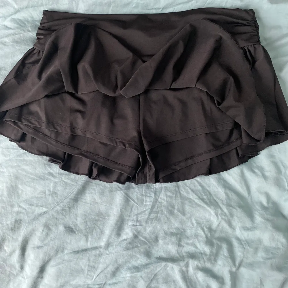 mini skirt med inbyggda shorts, oanvänd . Kjolar.